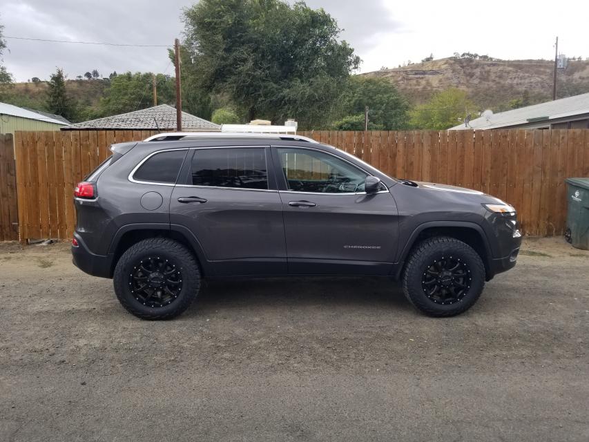 2 inch Lifted 2018 Jeep Cherokee KL 4WD