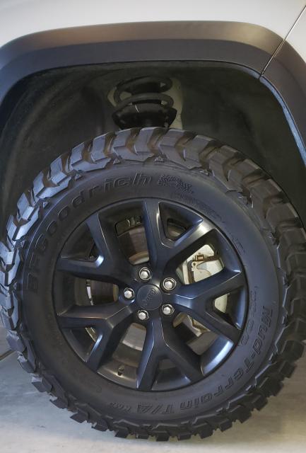 2 inch Lifted 2017 Jeep Cherokee KL 4WD